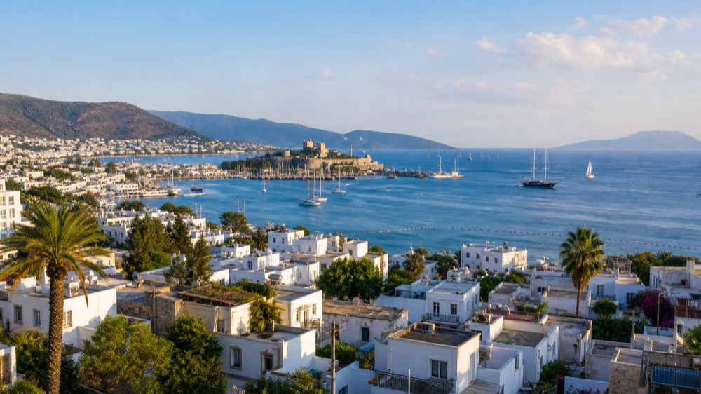 Bodrum koyu, beyaz evler ve kale manzarası
